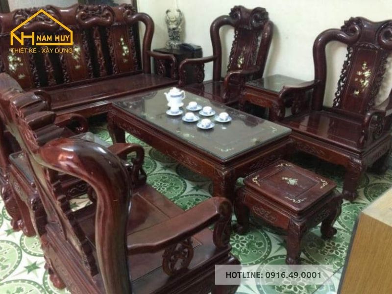 Bàn ghế làm từ gỗ Gụ có bề mặt bóng đẹp tự nhiên, càng sử dụng lâu càng lên màu đẹp và đậm chất cổ truyền