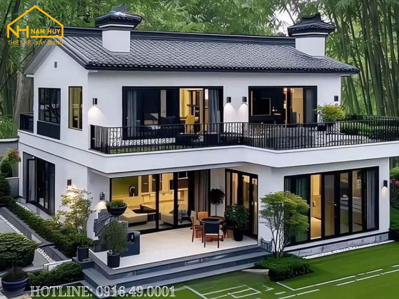 Ngôi nhà được xây đúng hướng phong thủy, giúp đón ánh sáng tự nhiên và luồng khí tốt.