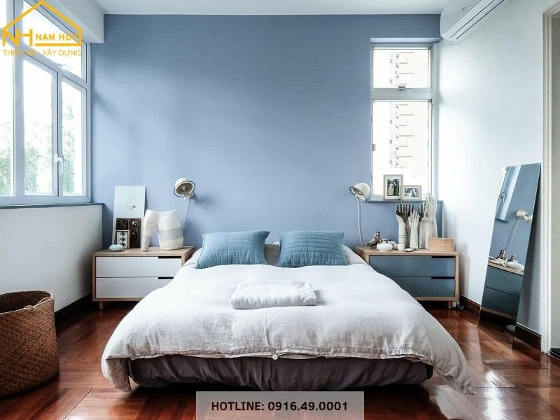 Phòng ngủ ấm cúng với màu xanh pastel dịu nhẹ và ánh sáng tự nhiên