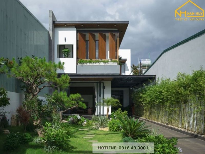 Sân vườn nhỏ gọn tạo điểm nhấn xanh mát cho không gian sống