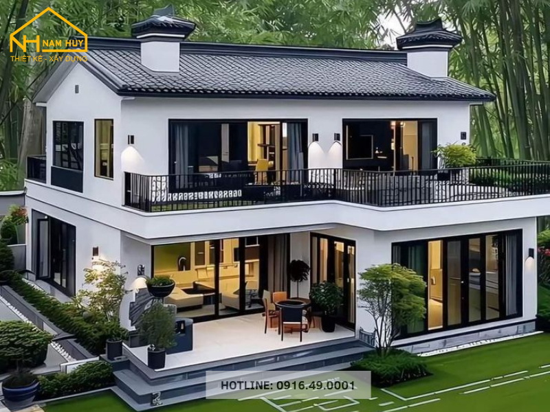 Ngôi nhà được xây đúng hướng phong thủy, giúp đón ánh sáng tự nhiên và luồng khí tốt.