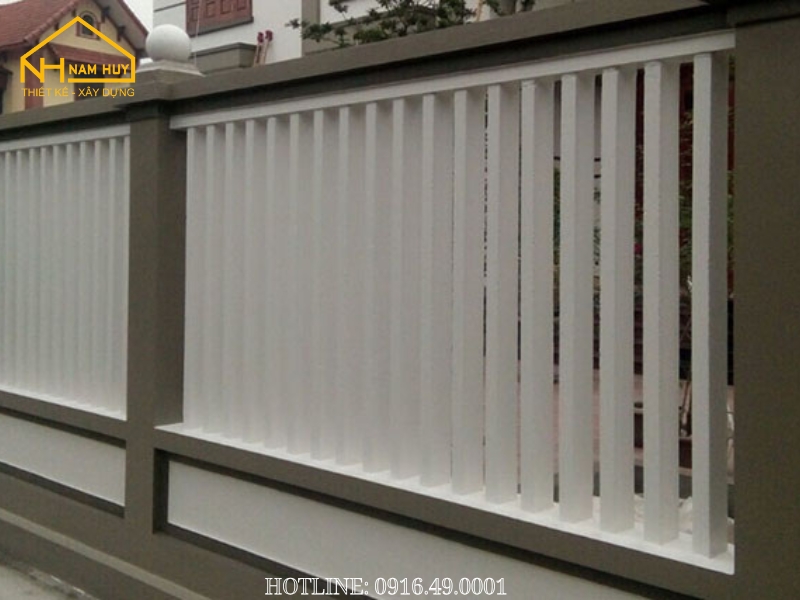 Mẫu hàng rào đẹp thiết kế đa vật liệu kết hợp gỗ, kim loại và kính