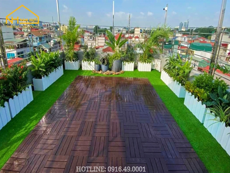 Thiết kế sân thượng trải thảm cỏ nhân tạo, lý tưởng cho những ai yêu thích cảm giác được hòa mình vào thiên nhiên ngay giữa lòng phố thị, mà không cần quá nhiều công sức bảo trì.