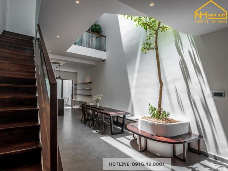 Giếng trời kết hợp với nhà ống hiện đại đem lại một không gian tươi mát với cái nóng khắc nghiệt của miền Trung