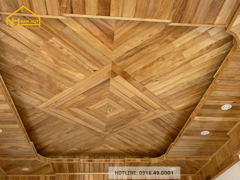 Mẫu trần nhà đẹp bằng gỗ có tính thẩm mỹ cao nhờ khả năng chạm khắc các hoa văn tinh xảo
