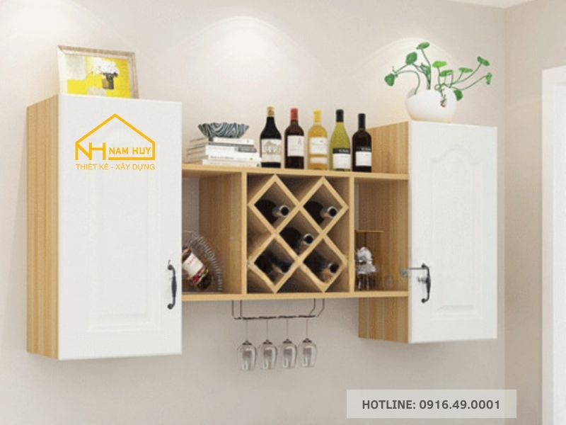 Tủ rượu treo tường làm từ gỗ tự nhiên không chỉ tiết kiệm diện tích mà còn đẹp và sang trọng