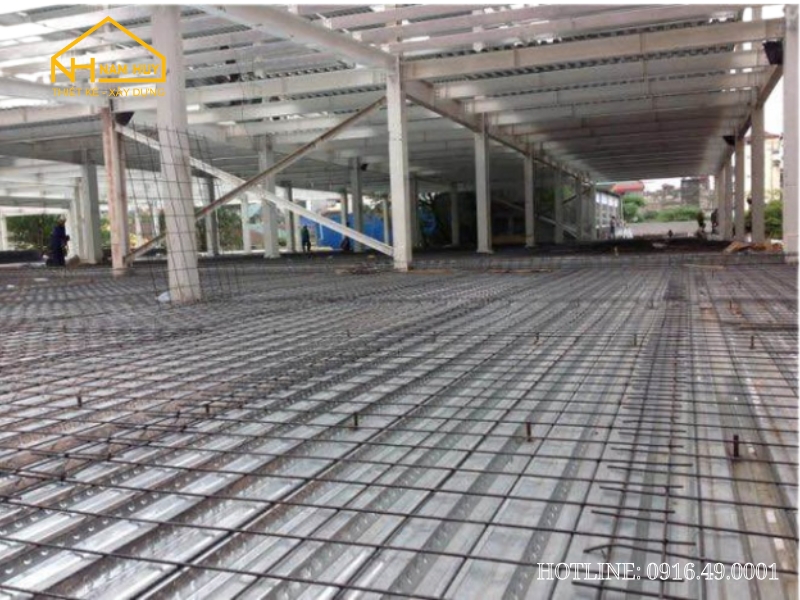 Kết cấu sàn và dầm bê tông cốt thép đang được thi công, cho thấy sự nâng đỡ của dầm