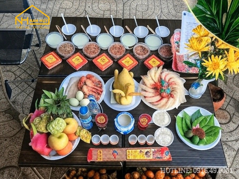 Mâm cúng cất nóc trang trọng được đặt tại tầng cao nhất của ngôi nhà đang xây dựng