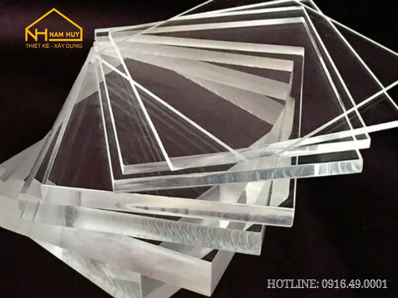 Đặc Điểm Nổi Bật Của Tấm Mica là trong suốt cao, độ truyền sáng tốt, dễ gia công