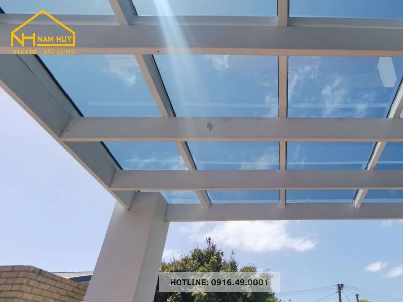 Tấm lợp polycarbonate là một lựa chọn phổ biến cho các công trình xây dựng cần tận dụng ánh sáng tự nhiên