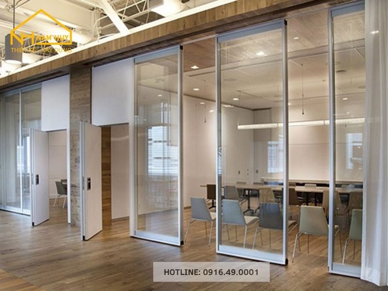 Polycarbonate được sử dụng để làm vách ngăn và cửa đi nhờ khả năng chịu lực tốt